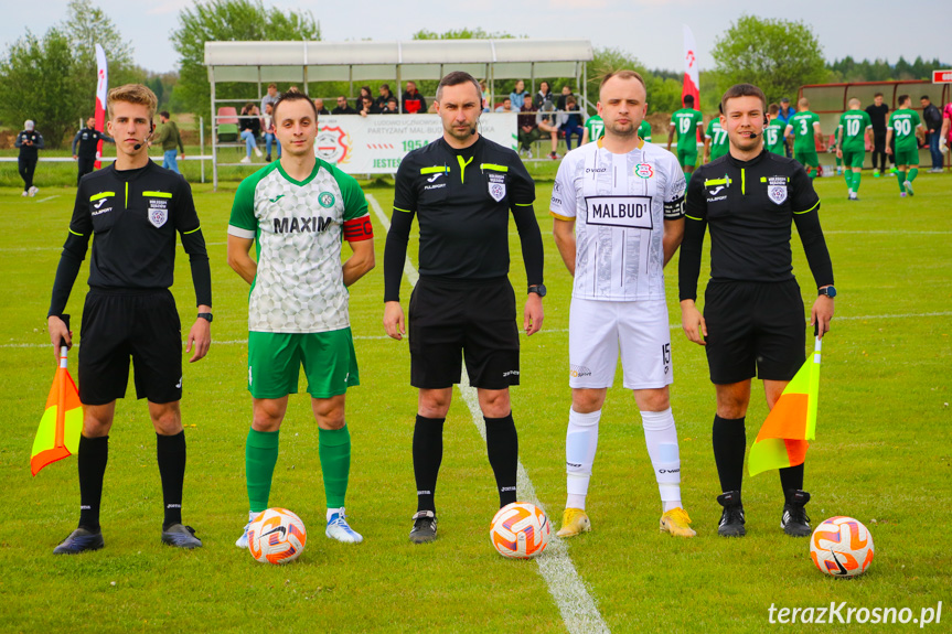 Sędziowali (od lewej): Patryk Kilar, Artur Szelc, Bartłomiej Adamiak; na zdjęciu z kapitanami drużyn - Szymonem Sabikiem i Mateuszem Penarem