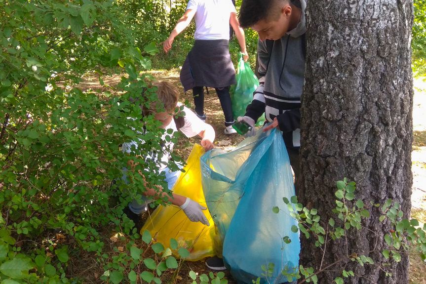 Uczniowie Budowlanki zbierają śmieci