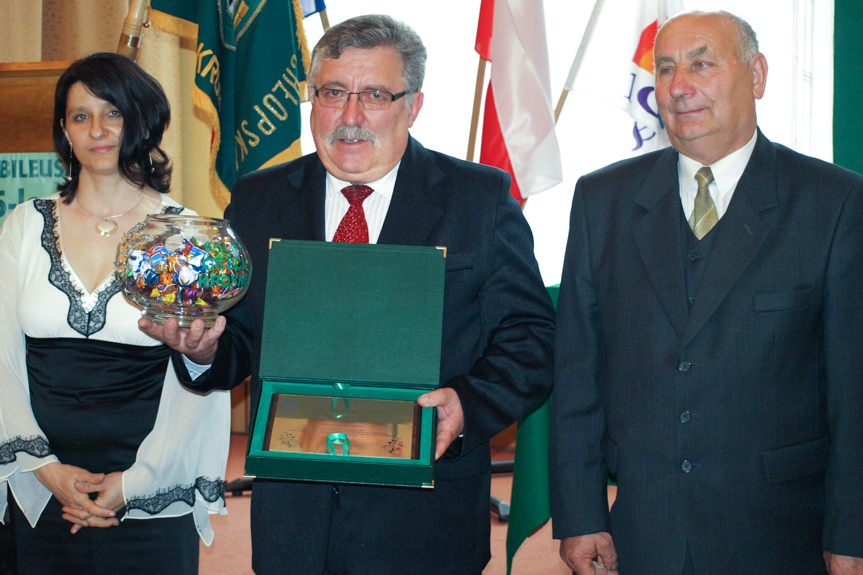 Z okazji jubileuszu prezes GS Krosno Józef Szajna otrzymał szklaną kule