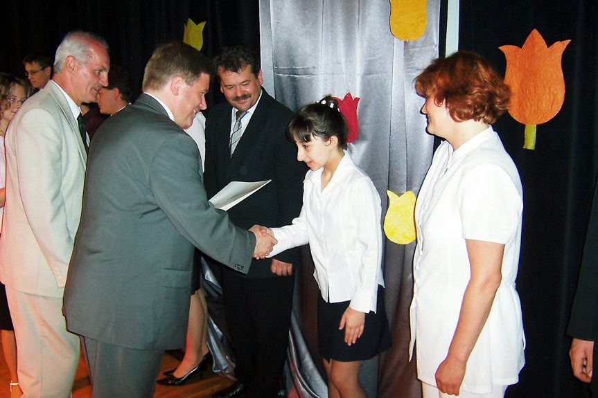 Nagrody wyróżniającym się uczniom wręczył prezydent Piotr Przytocki z zastępcą Bronisławem Baranem
