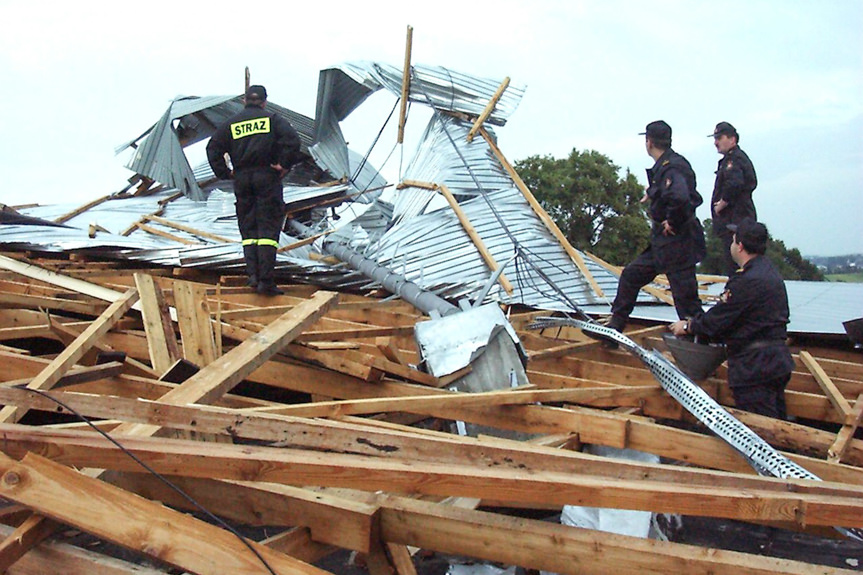 Zniszczony dach szkoły w Odrzykoniu