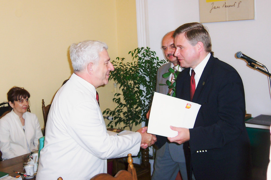 Prezydent Piotr Przytocki wręcza list gratulacyjny radnemu Januszowi Glazarowi