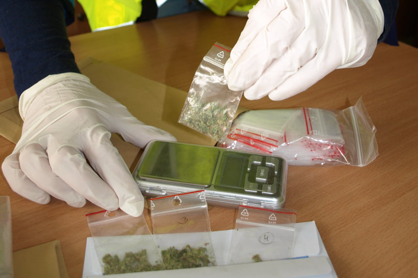 Sprzęt i narkotyki zabezpieczone przez policję