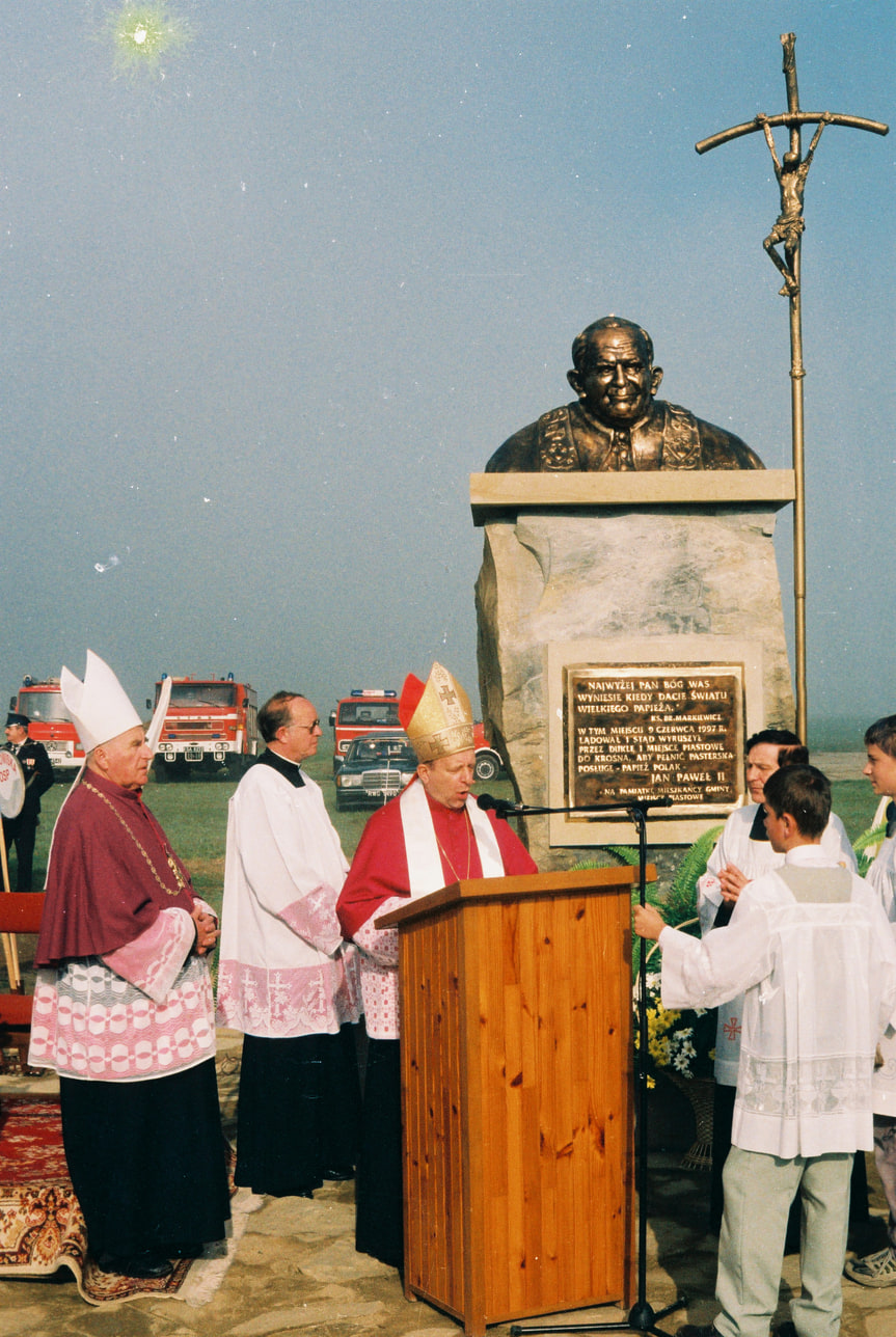 Odsłonięcie i poświęcenie pomnika Jana Pawła II na lotnisku w Targowiskach