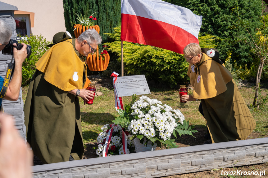 Składanie kwiatów pod tablicą w Świerzowej Polskiej