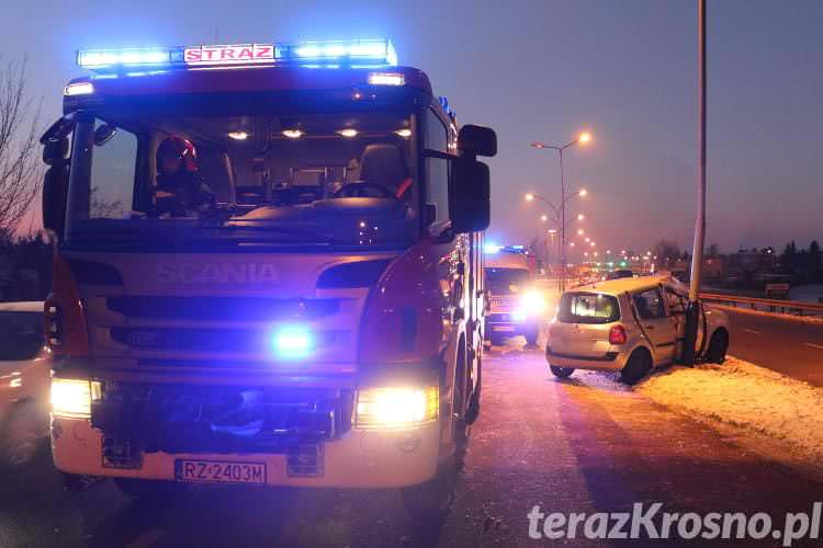 Wypadek w Krośnie. Renault zatrzymało się na latarni