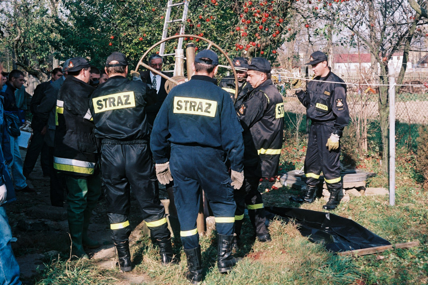 Strażacy przy studni w Jedliczu
