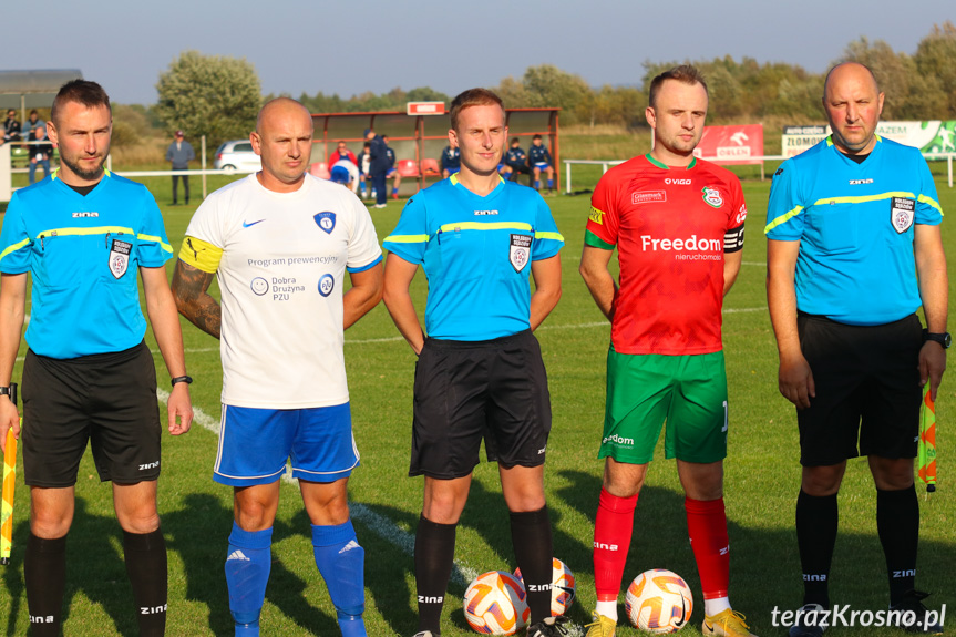 Sędziowali (od lewej): Marcin Irzyk, Wojciech Heret, Łucjan Śmietana; na zdjęciu z kapitanami drużyn - Konradem Pęcakiem i Mateuszem Penarem.