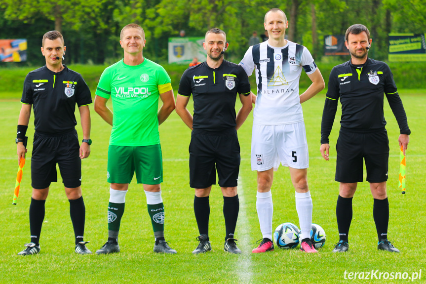 Sędziowali (od lewej): Przemysław Gancarz, Albin Kijowski, Michał Krześniak; na zdjęciu z kapitanami drużyn - Ryszardem Zarembą i Pawłem Remutem