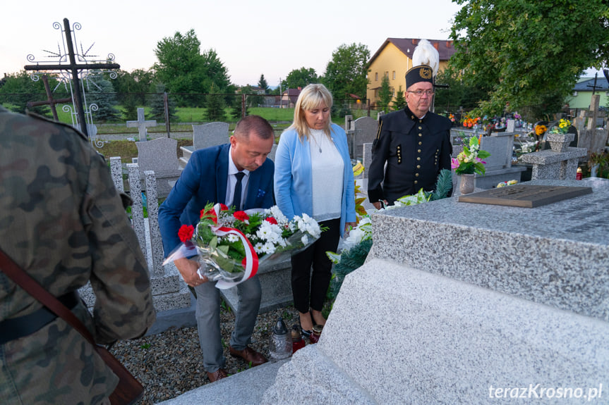 Złożenie kwiatów przy grobie Ignacego Łukasiewicza w Zręcinie