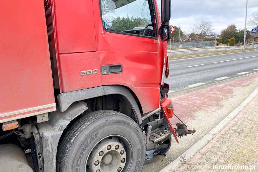 Uszkodzona ciężarówka po kolizji w Krośnie