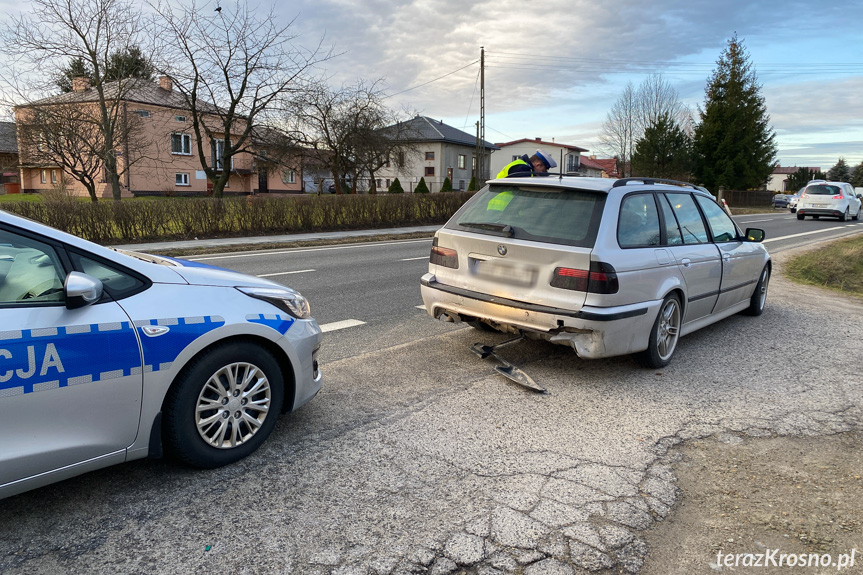 Uszkodzone BMW po kolizji w Rogach