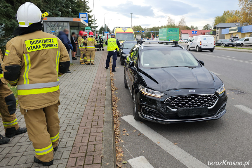 Uszkodzony ford po zderzeniu na Krakowskiej w Krośnie