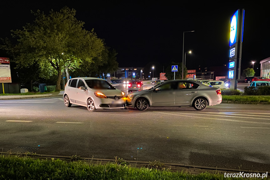 Uszkodozne samochody po kolizji na ulicy Lwowskiej w Krośnie