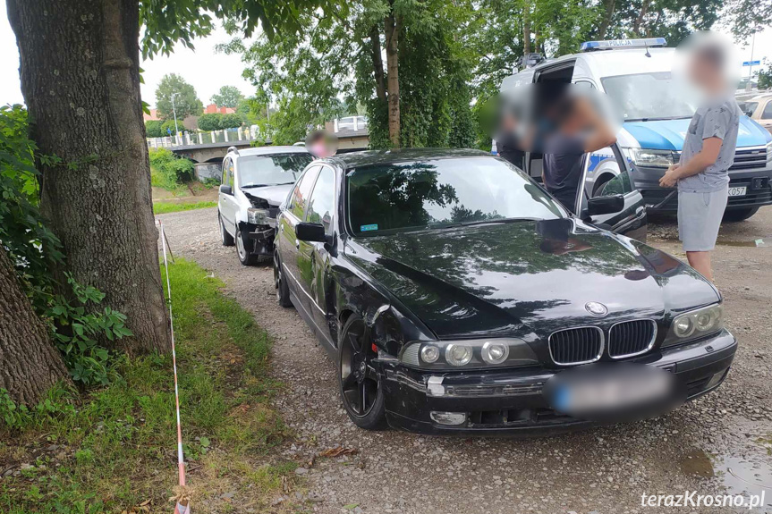Uszkodzone BMW po kolizji w Krośnie