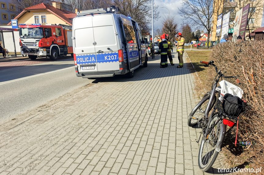 Zderzenie rowerzysty z samochodem osobowym w Krośnie