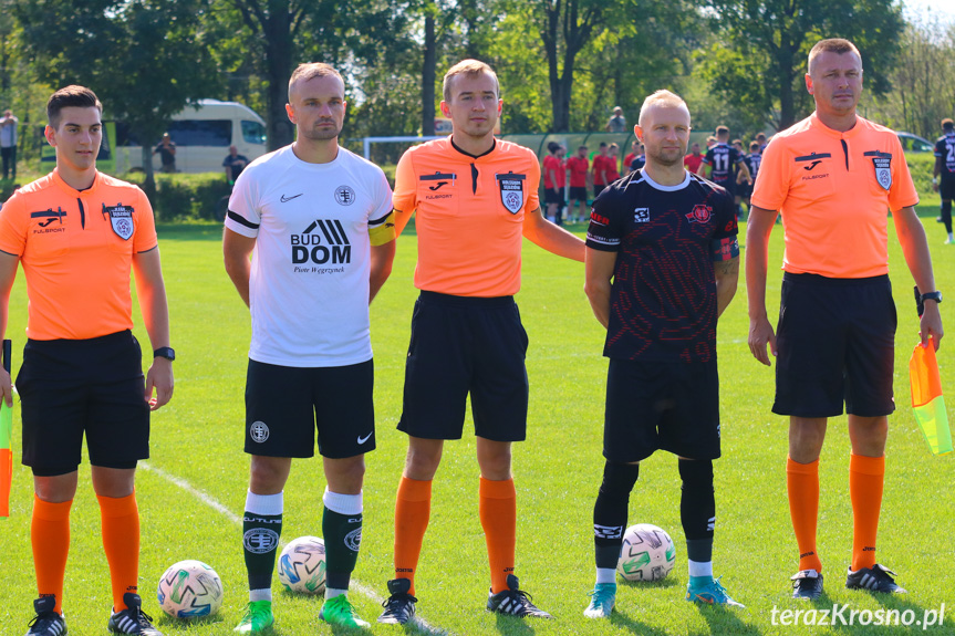 Mateusz Pokrywka, Jakub Czach, Wojciech Brzezicki; na zdjęciu z kapitanami drużyn - Bartoszem Lenartem i Rafałem Nikodym
