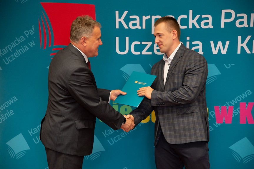Mateusz Winnicki odbiera gratulacje od rektora KPU