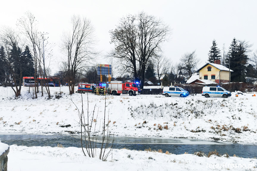 Akcja służb ratunkowych przy moście na ul. Okrzei w Krośnie