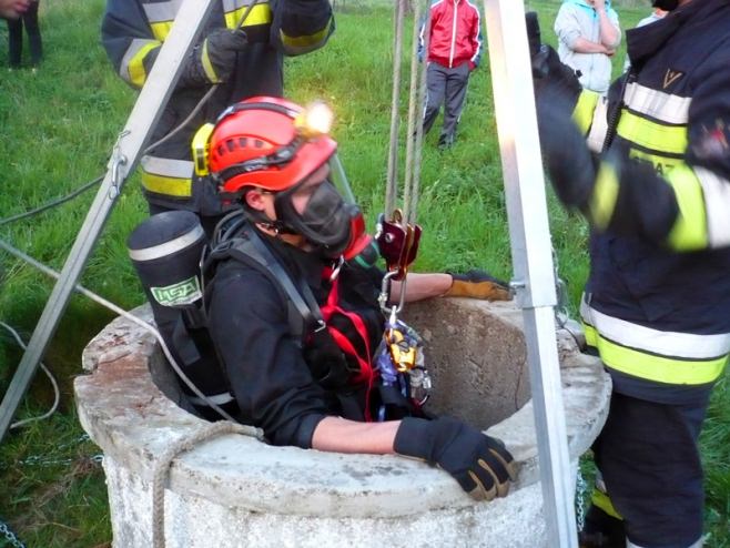Akcja strażaków w Cergowej, koza wpadła do studni