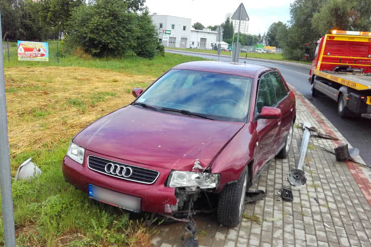 Audi na latarni po zderzeniu ze Skodą
