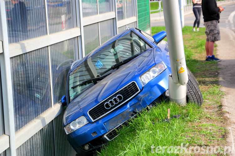 Audi na słupie. Młody kierowca nie opanował samochodu