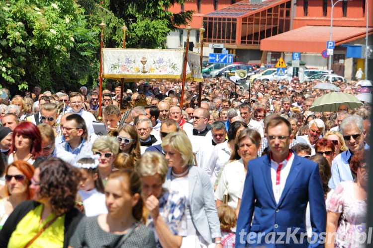 Boże Ciało: Tłumy wiernych na procesji w Krośnie