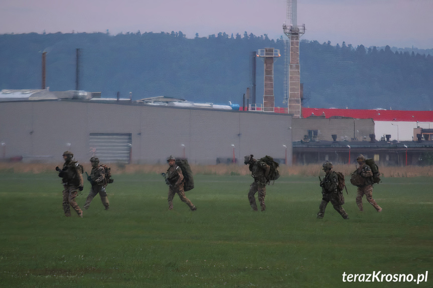 Ćwiczenia wojskowe na lotnisku w Krośnie