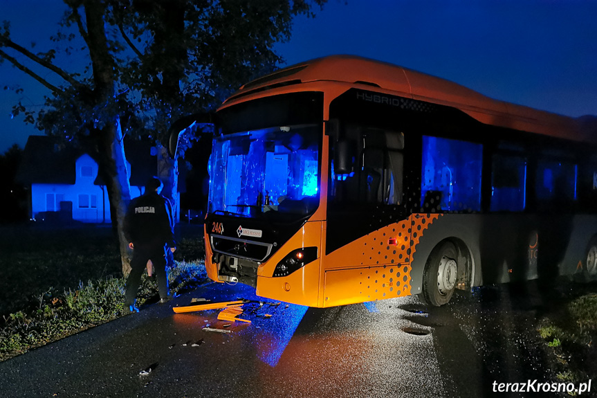 Czołowe zderzenie autobusu z samochodem
