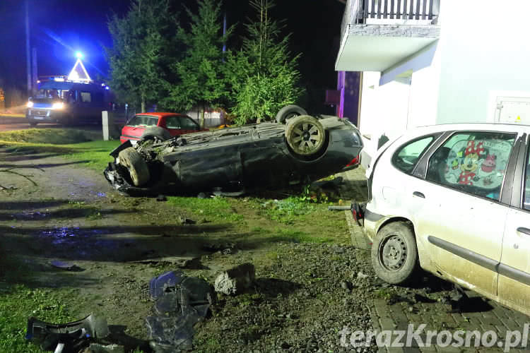 Dachowanie BMW w Jedliczu, kierowca uciekł