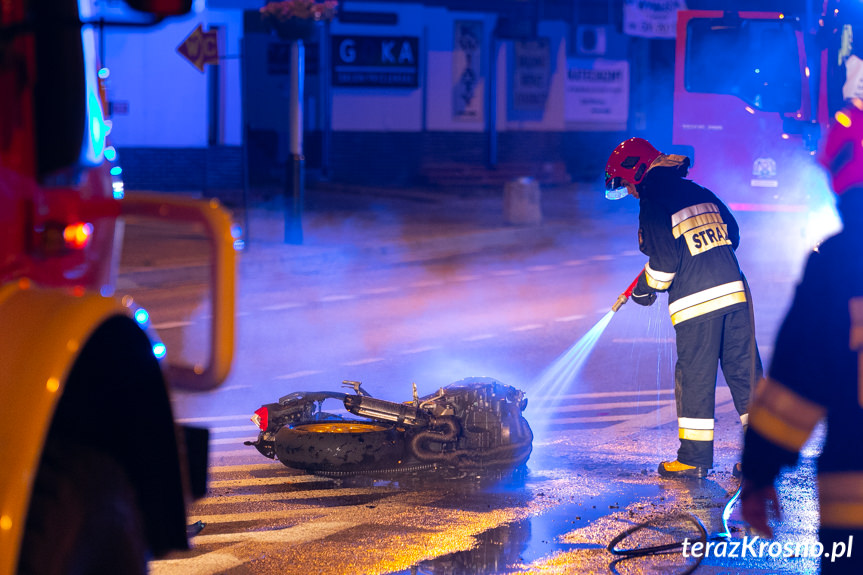 Dramatyczny wypadek na Podwalu w Krośnie. Motocykl stanął w ogniu