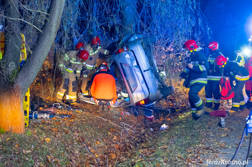 Dramatyczny wypadek w Krośnie. Samochód owinął się wokół drzewa