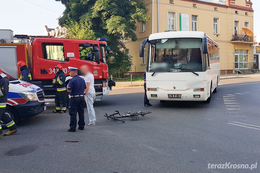 Groźny wypadek w Krośnie. Rowerzysta zderzył się z autobusem