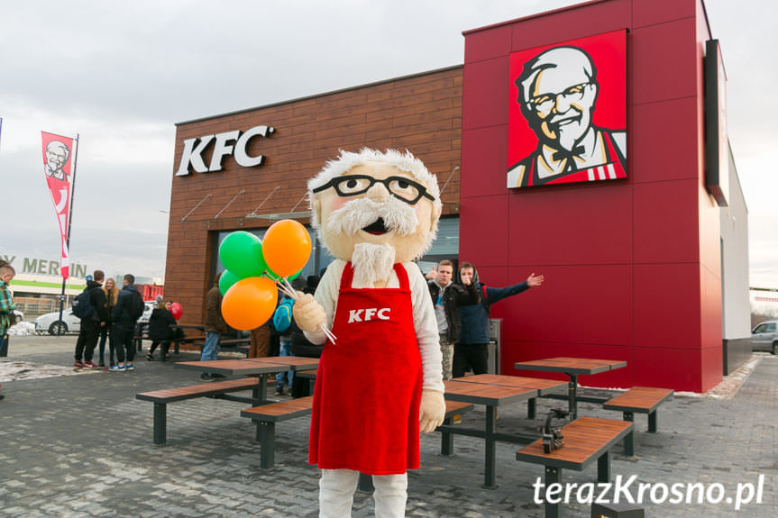 KFC w Krośnie otwarte, długa kolejka po kurczaki w sekretnej panierce