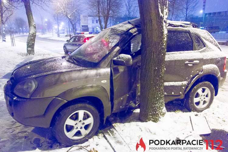 Kierowca hyundaia uderzył w drzewo