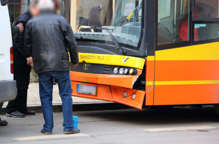 Kolizja autobusu w Krośnie