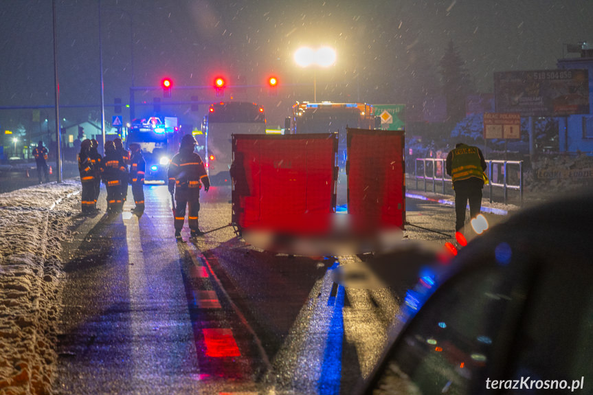 Koszmarny wypadek w Krośnie. Na leżącego na jezdni rowerzystę najechał autokar 