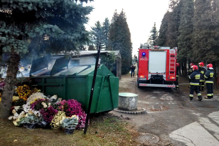 Krosno: Pożar kontenera na śmieci na cmentarzu