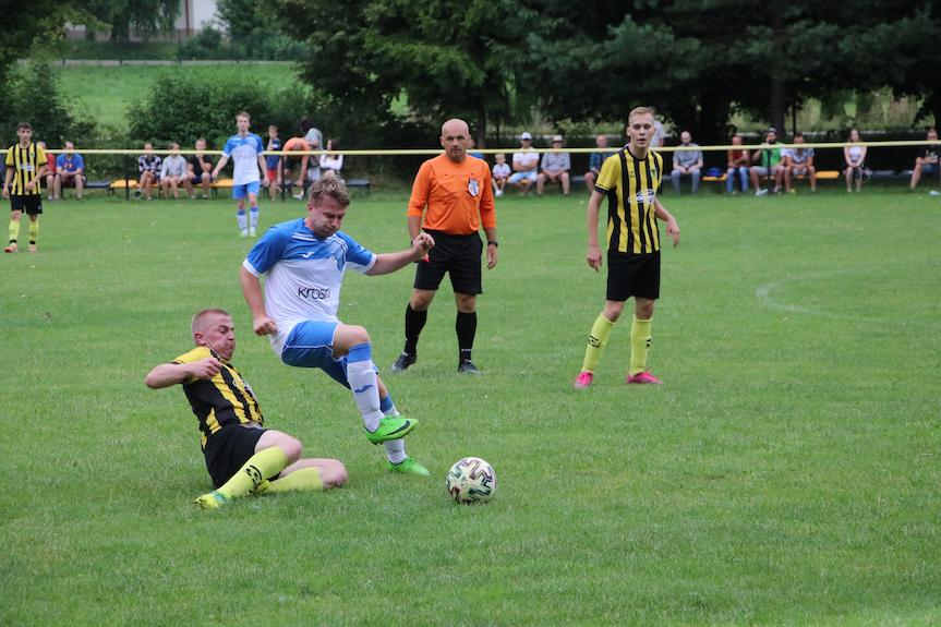 Kto awansował, a kto spadł w rozgrywkach piłkarskich w okręgu krośnieńskim?