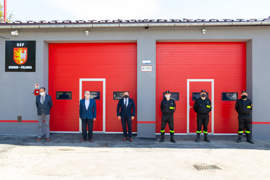 Mieszkańcy Polanki podarowali OSP drzwi garażowe