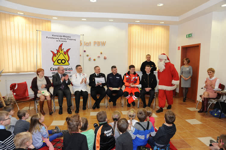 Mikołajkowe czytanie dzieciom w PBW w Krośnie