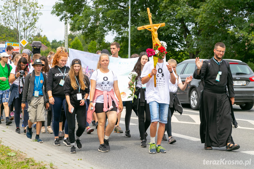 Młodzi pielgrzymi docierają do Miejsca Piastowego