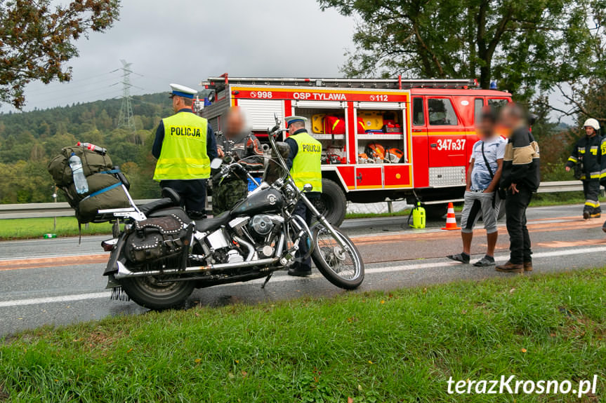 Motocyklista przewrócił się na plamie oleju