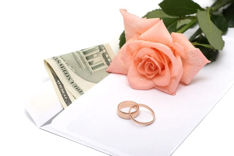 Najlepszy prezent ślubny, czyli ile pieniędzy powinno być w kopercie