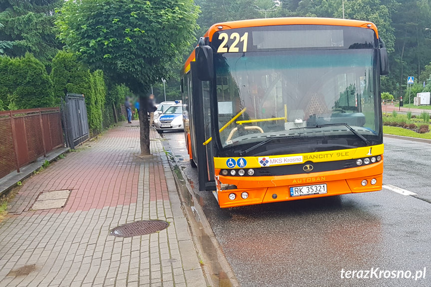 Nietrzeźwy kierowca autobusu w Krośnie wiózł pasażerów, spowodował kolizję