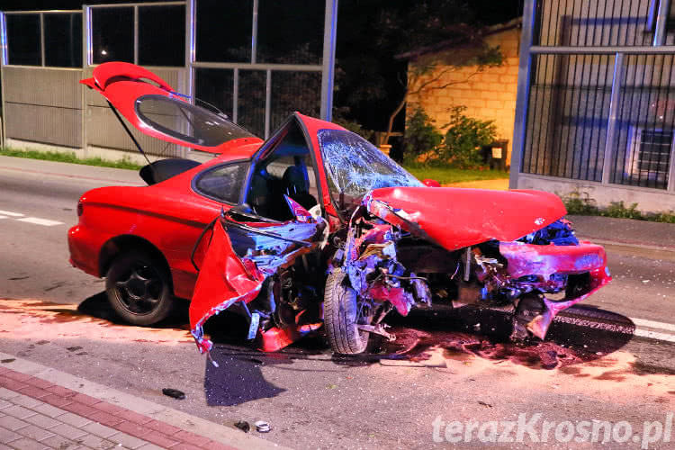Nocny wypadek w Krośnie. Hyundai uderzył w ekrany akustyczne