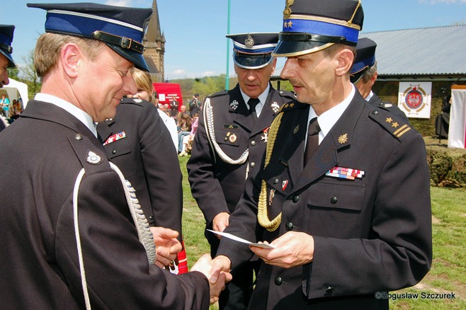 Z prawej Bogdan Kuliga podczas uroczystości z okazji 100 lat OSP w Lubatowej, z lewej Zbigniew Pernal
