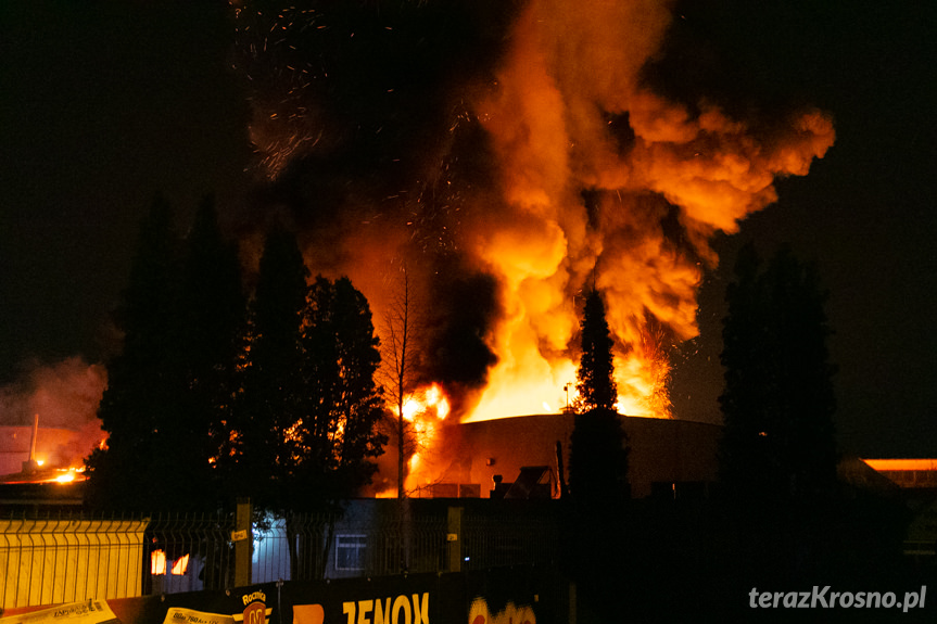 Olbrzymi pożar hali w Krośnie