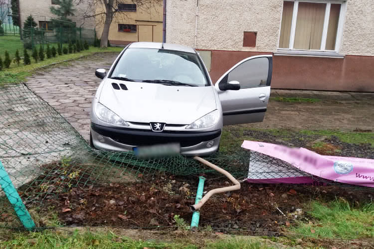 Peugeot wypadł z drogi i uderzył w ogrodzenie