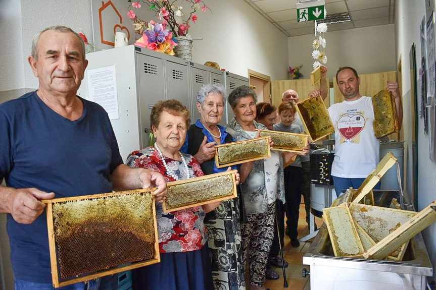 Pszczoły z domku w Łączkach Jagiellońskich dały pierwszy miód